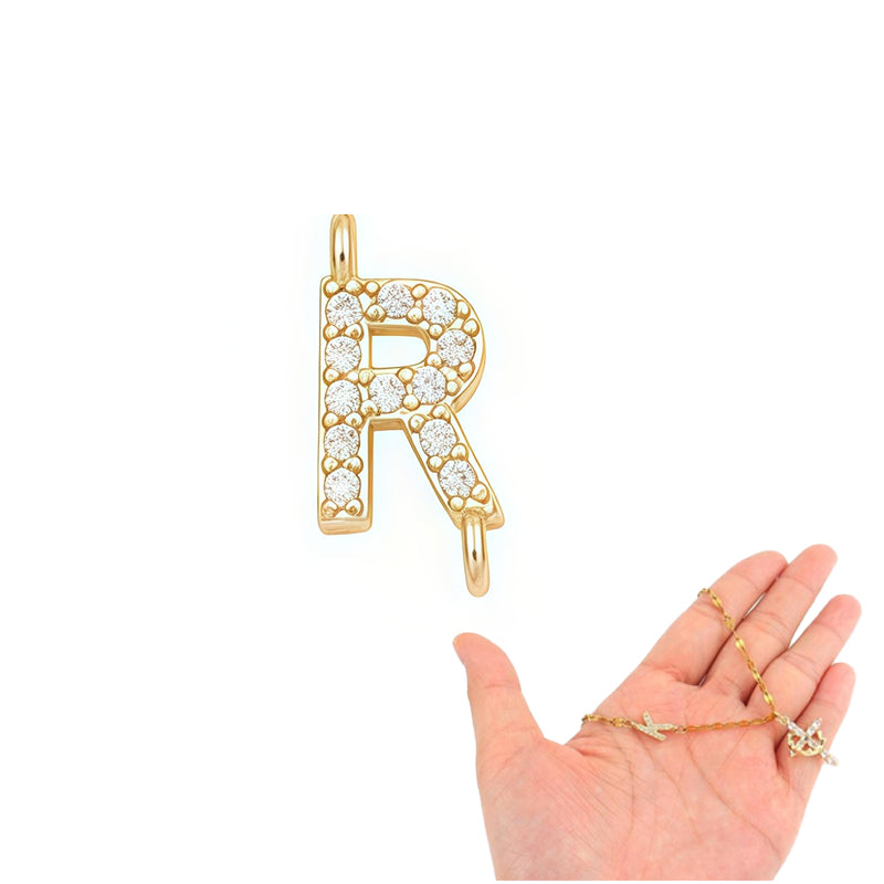 Zarte Blütenkette mit Initial-Anhänger