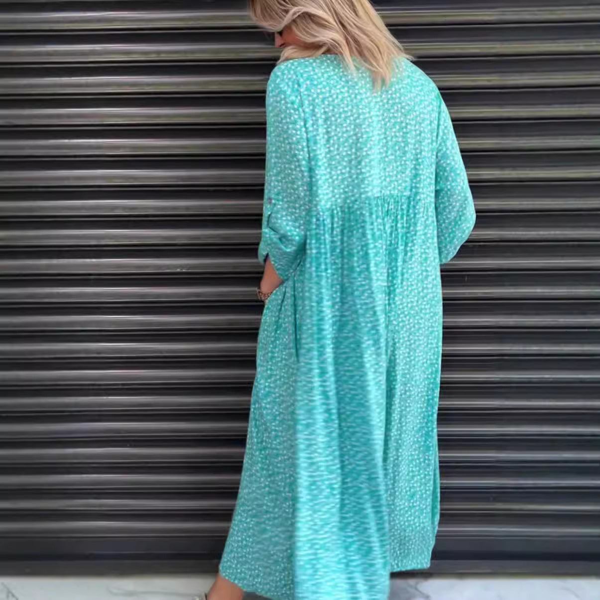 Damenkleid mit Knopfleiste, 3/4-Ärmeln und Punktmuster