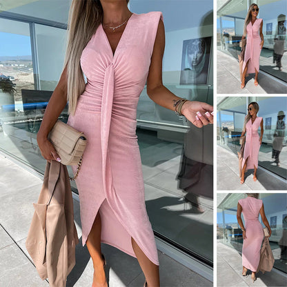 Ärmelloses Kleid mit V-Ausschnitt und figurbetontem Schnitt