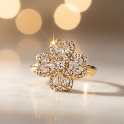 Glücksring mit drehendem vierblättrigem Kleeblatt