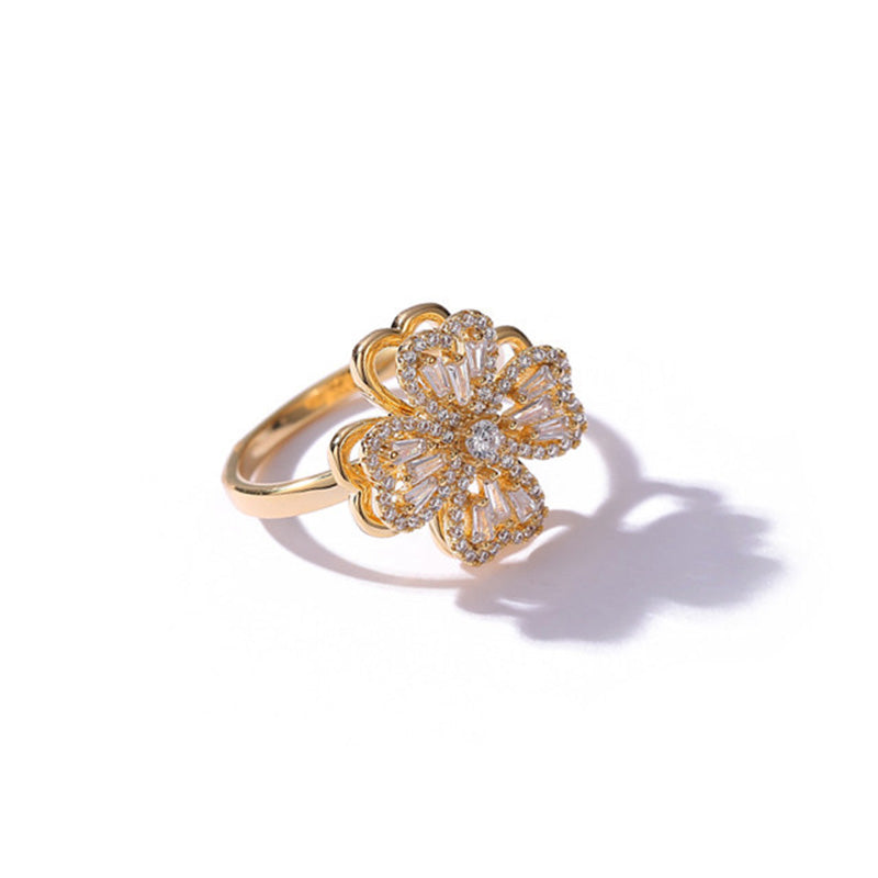 Glücksring mit drehendem vierblättrigem Kleeblatt