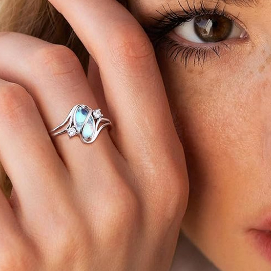 Geometrischer Ovalring mit Zirkonia-Akzenten