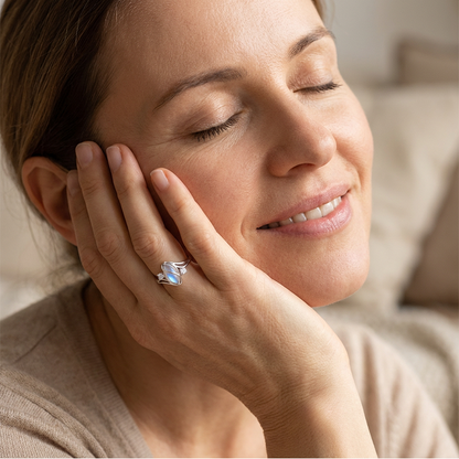 Geometrischer Ovalring mit Zirkonia-Akzenten