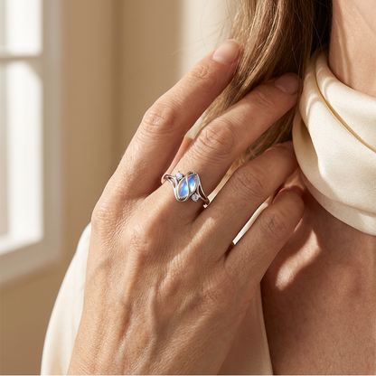 Geometrischer Ovalring mit Zirkonia-Akzenten