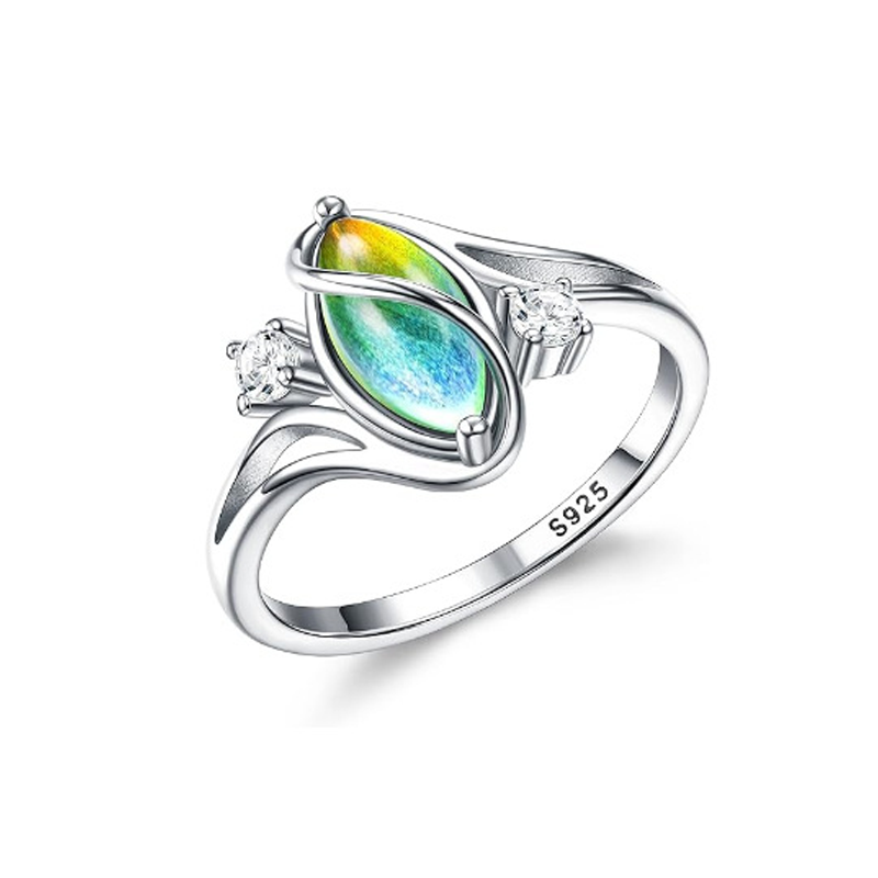 Geometrischer Ovalring mit Zirkonia-Akzenten