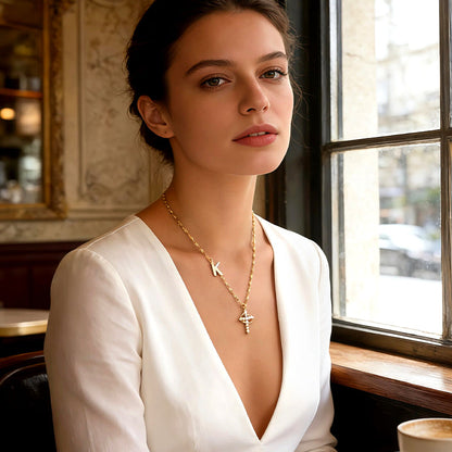 Zarte Blütenkette mit Initial-Anhänger