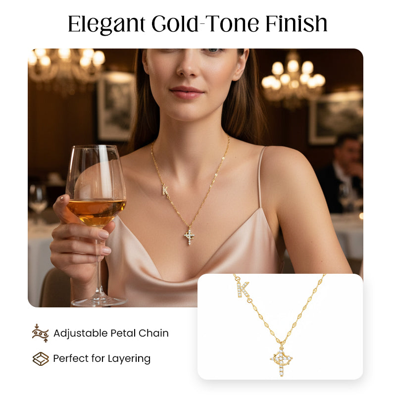 Zarte Blütenkette mit Initial-Anhänger