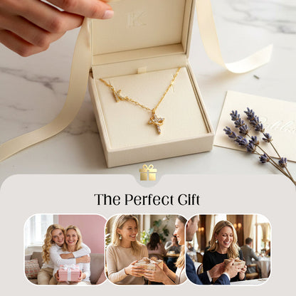 Zarte Blütenkette mit Initial-Anhänger