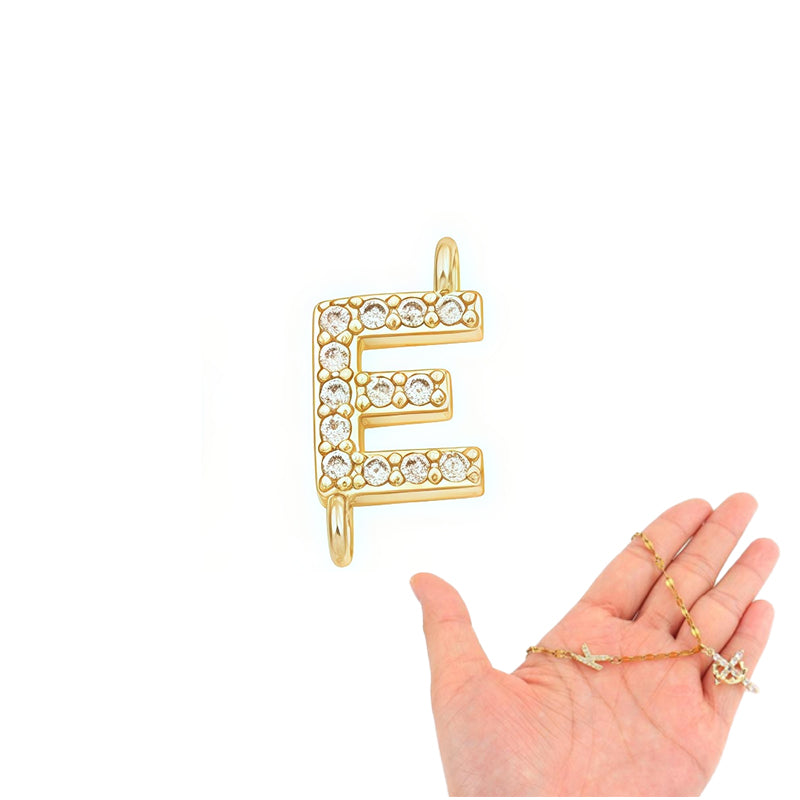 Zarte Blütenkette mit Initial-Anhänger