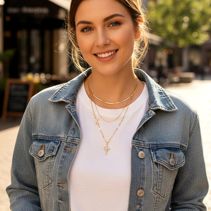 Zarte Blütenkette mit Initial-Anhänger