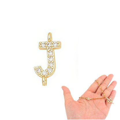 Zarte Blütenkette mit Initial-Anhänger