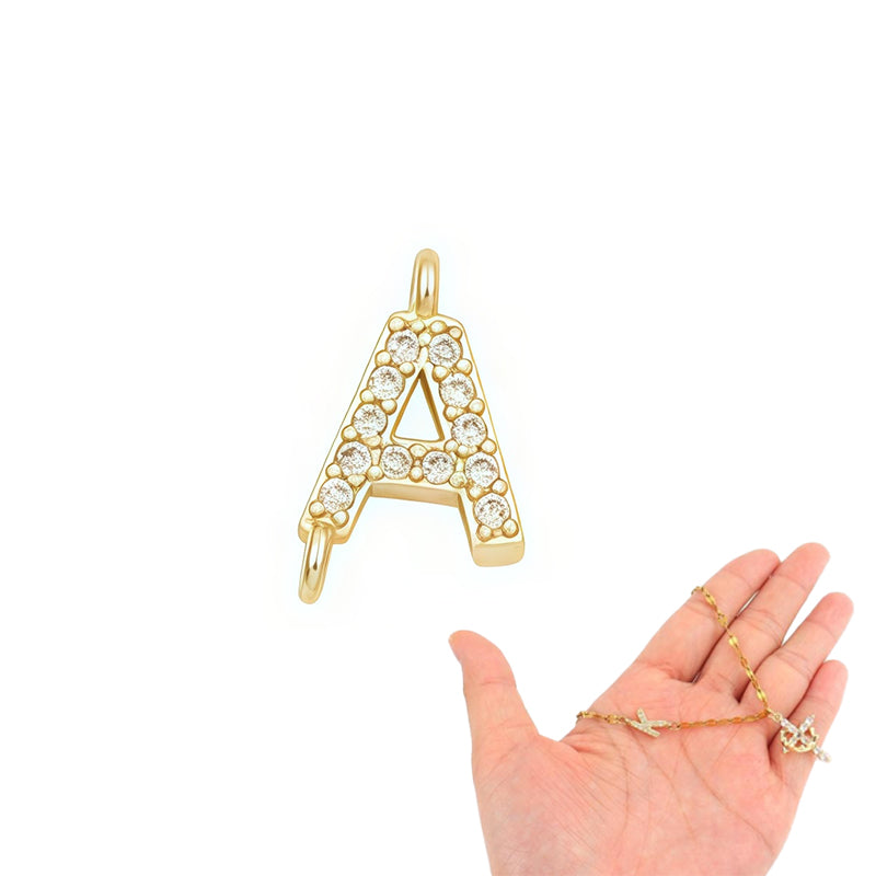 Zarte Blütenkette mit Initial-Anhänger