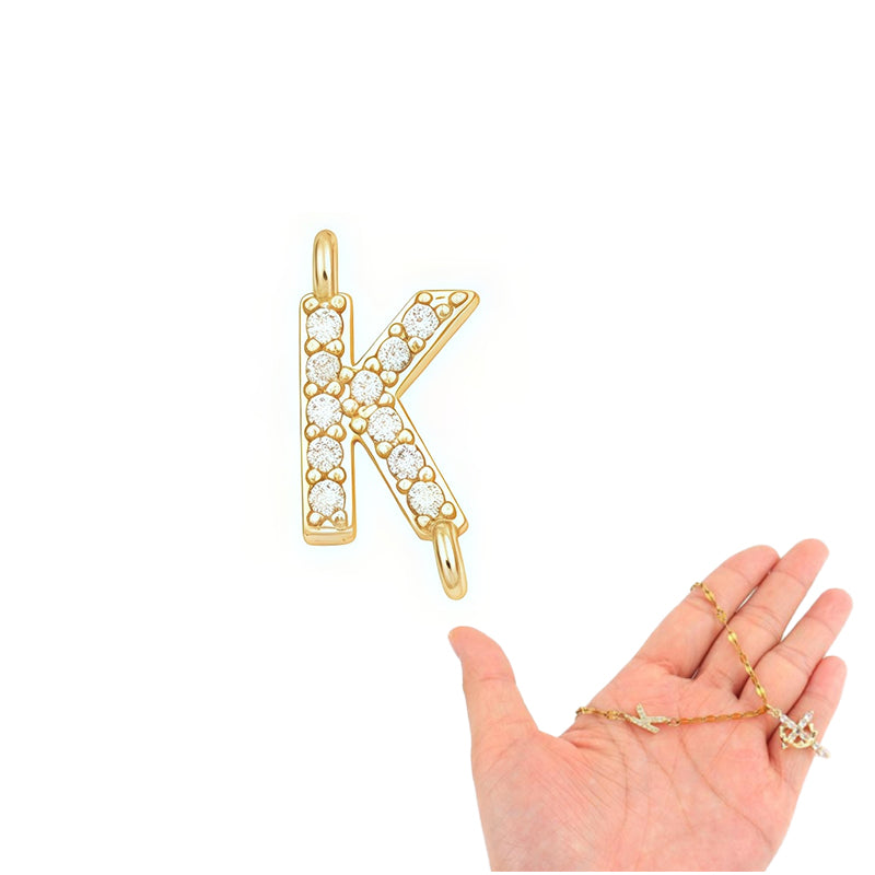 Zarte Blütenkette mit Initial-Anhänger