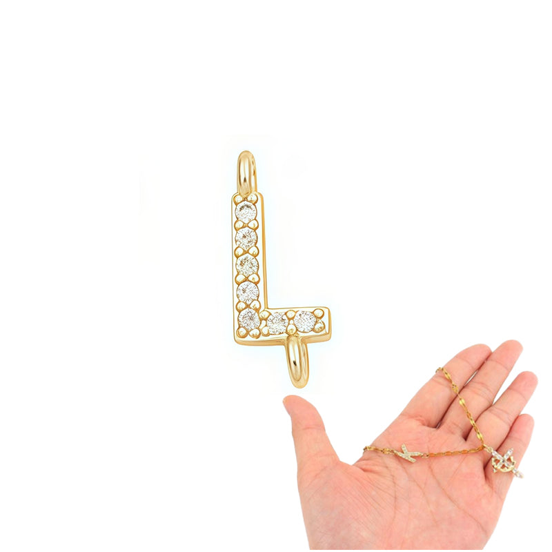 Zarte Blütenkette mit Initial-Anhänger