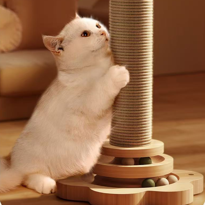 Multifunktionaler Kratzbaum für Katzen mit Spielzeug