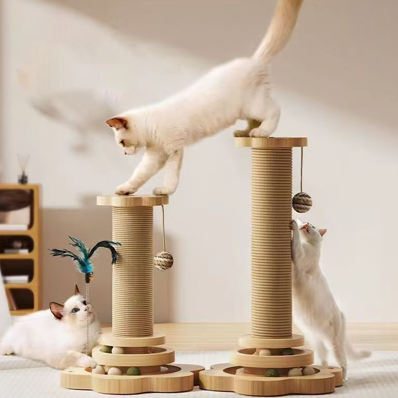 Multifunktionaler Kratzbaum für Katzen mit Spielzeug