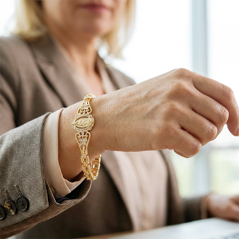 Goldene Maria Armband – Geometrisches Design mit Filigran Blumenmotiv und Kettenband