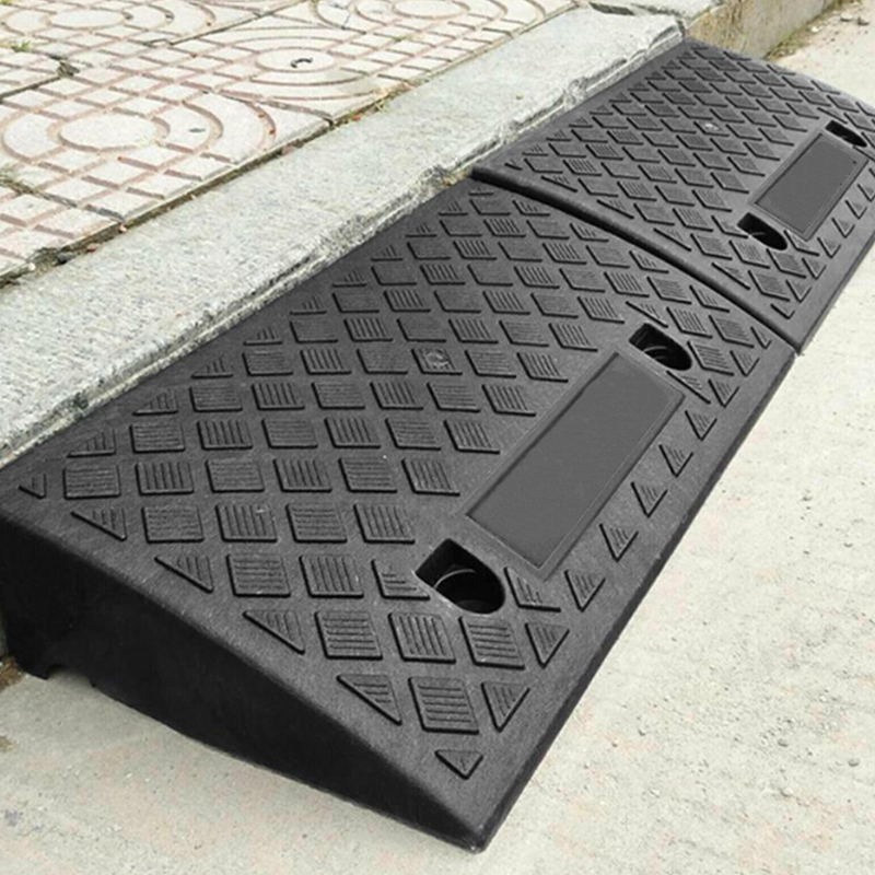 Leichte tragbare Bordsteinrampe für Einfahrten – rutschfest & stabil – ideal für Autos, Rollstühle & Roller