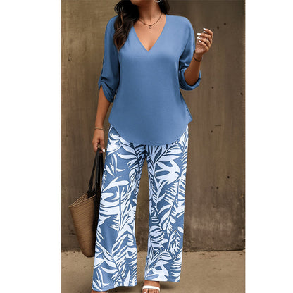 Set aus Damenbluse mit V-Ausschnitt und bedruckter Hose mit weitem Bein