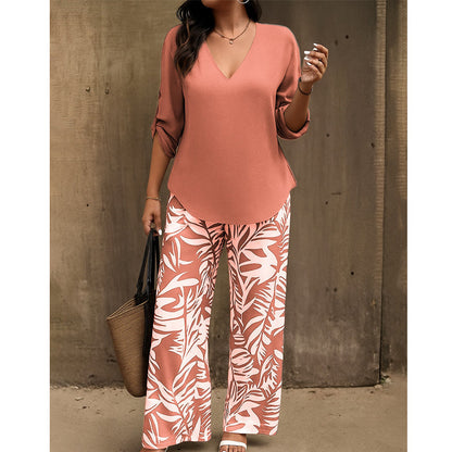 Set aus Damenbluse mit V-Ausschnitt und bedruckter Hose mit weitem Bein