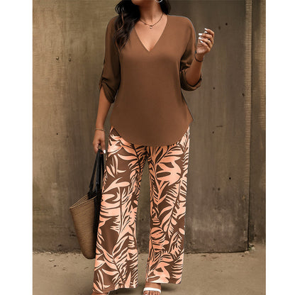 Set aus Damenbluse mit V-Ausschnitt und bedruckter Hose mit weitem Bein