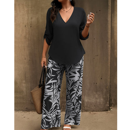 Set aus Damenbluse mit V-Ausschnitt und bedruckter Hose mit weitem Bein