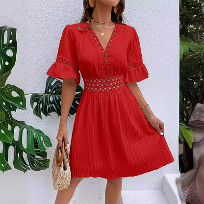 👗 50% RABATT! ✨ Schickes Kleid mit V-Ausschnitt & Spitzenausschnitten – Feminin & luftig – Perfekt für Sommer, Hochzeit oder romantische Abende – eleganter Blickfang mit feinen Details 🌸