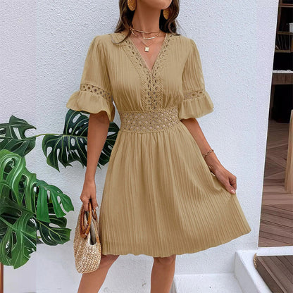 👗 50% RABATT! ✨ Schickes Kleid mit V-Ausschnitt & Spitzenausschnitten – Feminin & luftig – Perfekt für Sommer, Hochzeit oder romantische Abende – eleganter Blickfang mit feinen Details 🌸