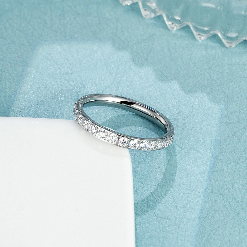 Minimalistischer, pavebesetzter Zirkonring für Frauen