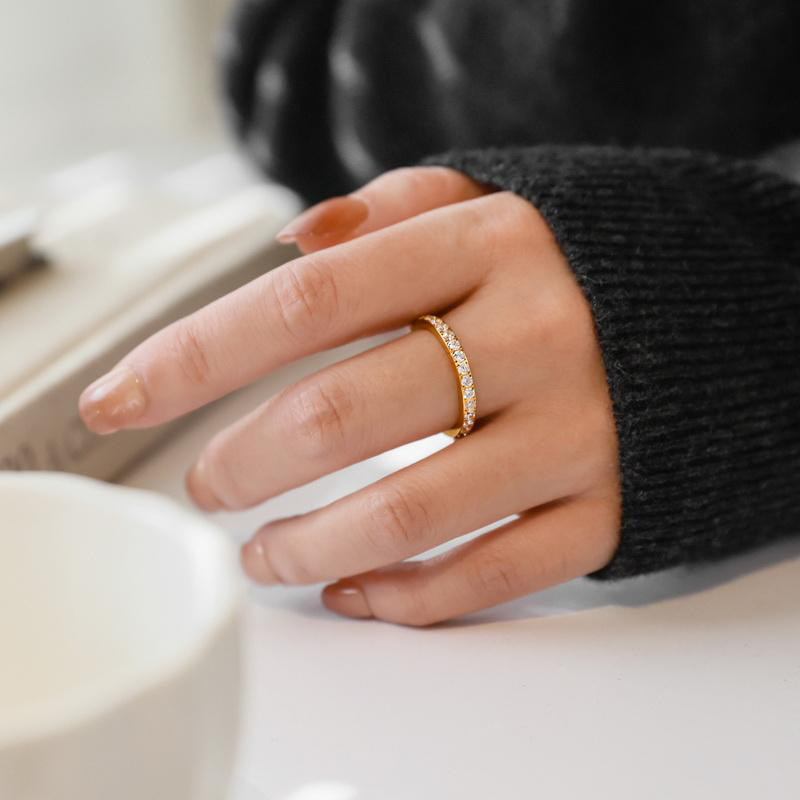Minimalistischer, pavebesetzter Zirkonring für Frauen