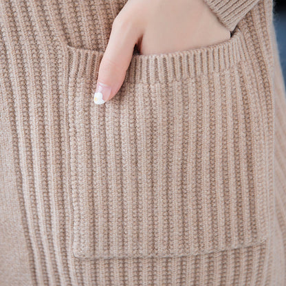 Einfache gestrickte lange Strickjacke für Damen