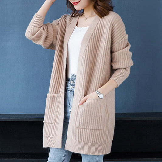 Einfache gestrickte lange Strickjacke für Damen