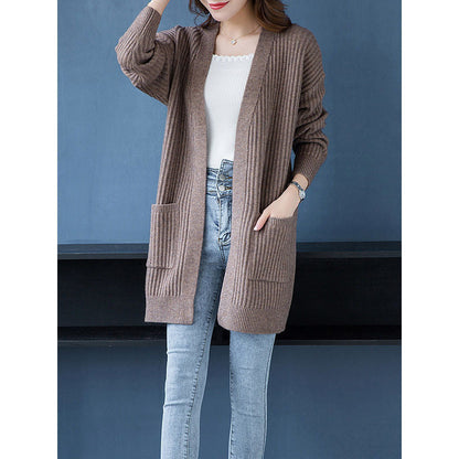 Einfache gestrickte lange Strickjacke für Damen