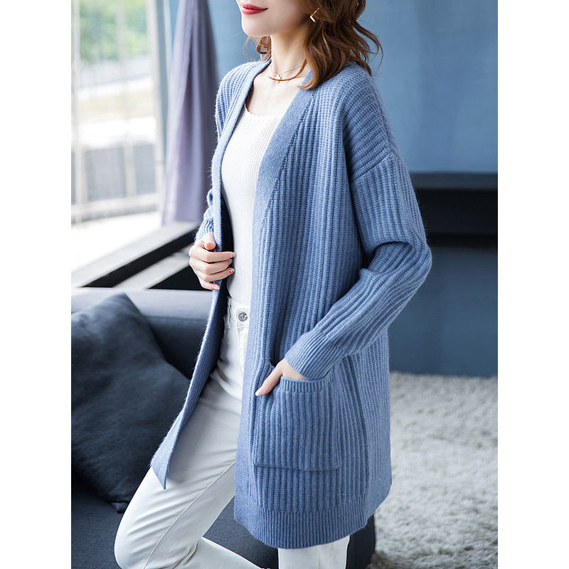 Einfache gestrickte lange Strickjacke für Damen