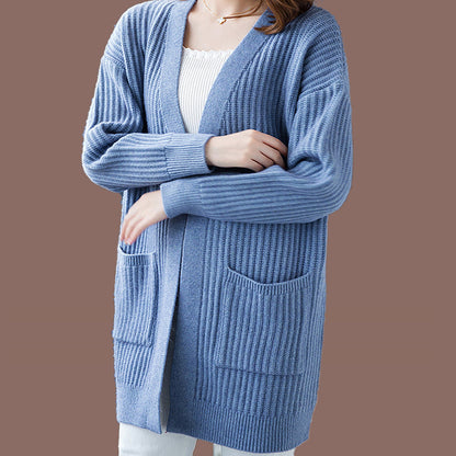 Einfache gestrickte lange Strickjacke für Damen