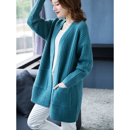 Einfache gestrickte lange Strickjacke für Damen