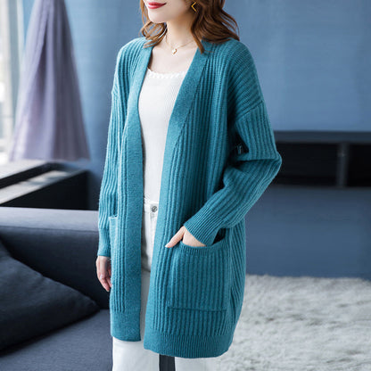 Einfache gestrickte lange Strickjacke für Damen